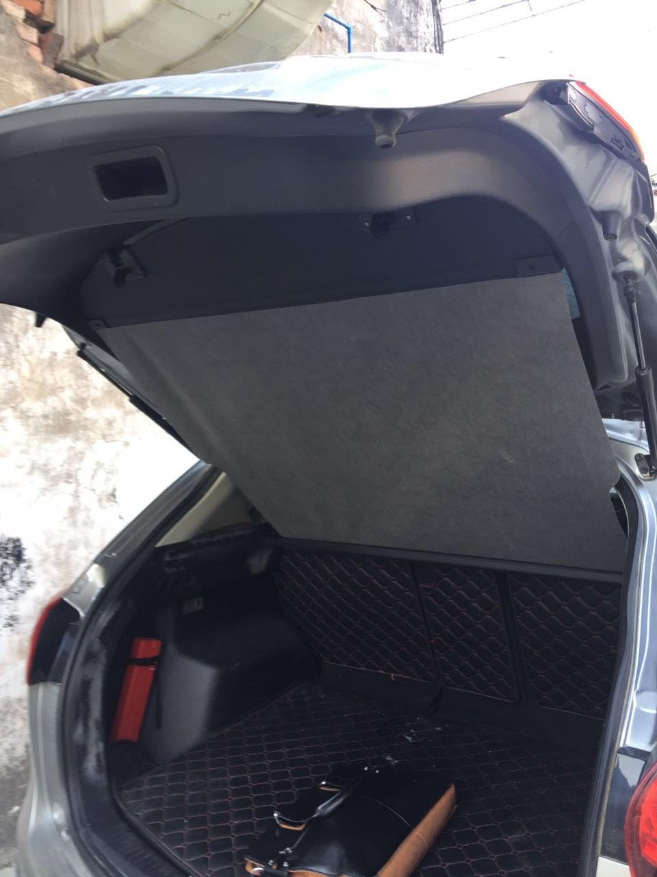 Black Retractable Cargo Cover U972370